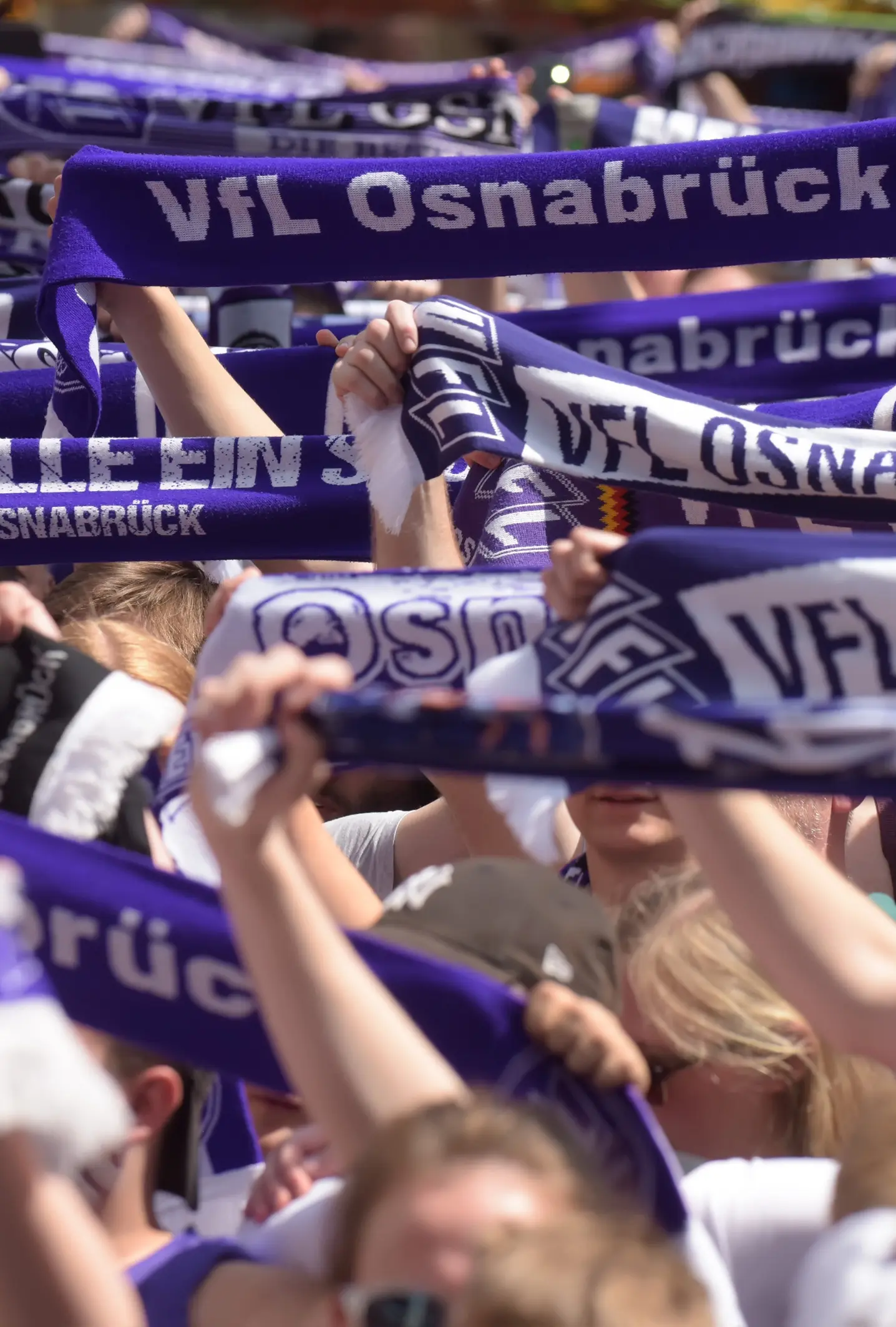 20190519_OSP_57_©osnapix-Titgemeyer_hoch Viele Fans halten VFL Osnabrück Schals hoch.
