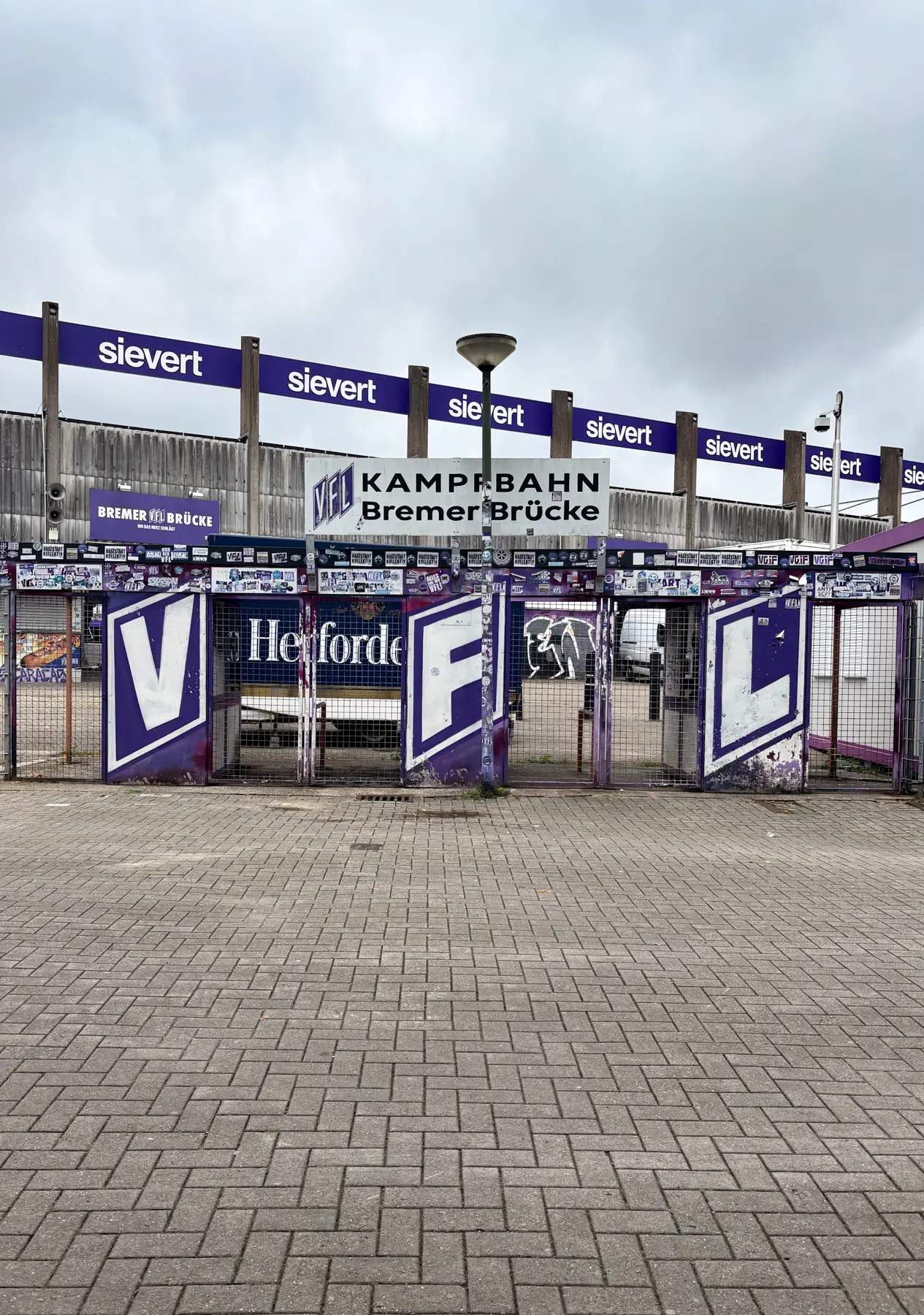 Stadion-Bremer-Bruecke-Begehung-02 Stadion Bremer Brücke Eingangsbereich mit VFL Schriftzug.