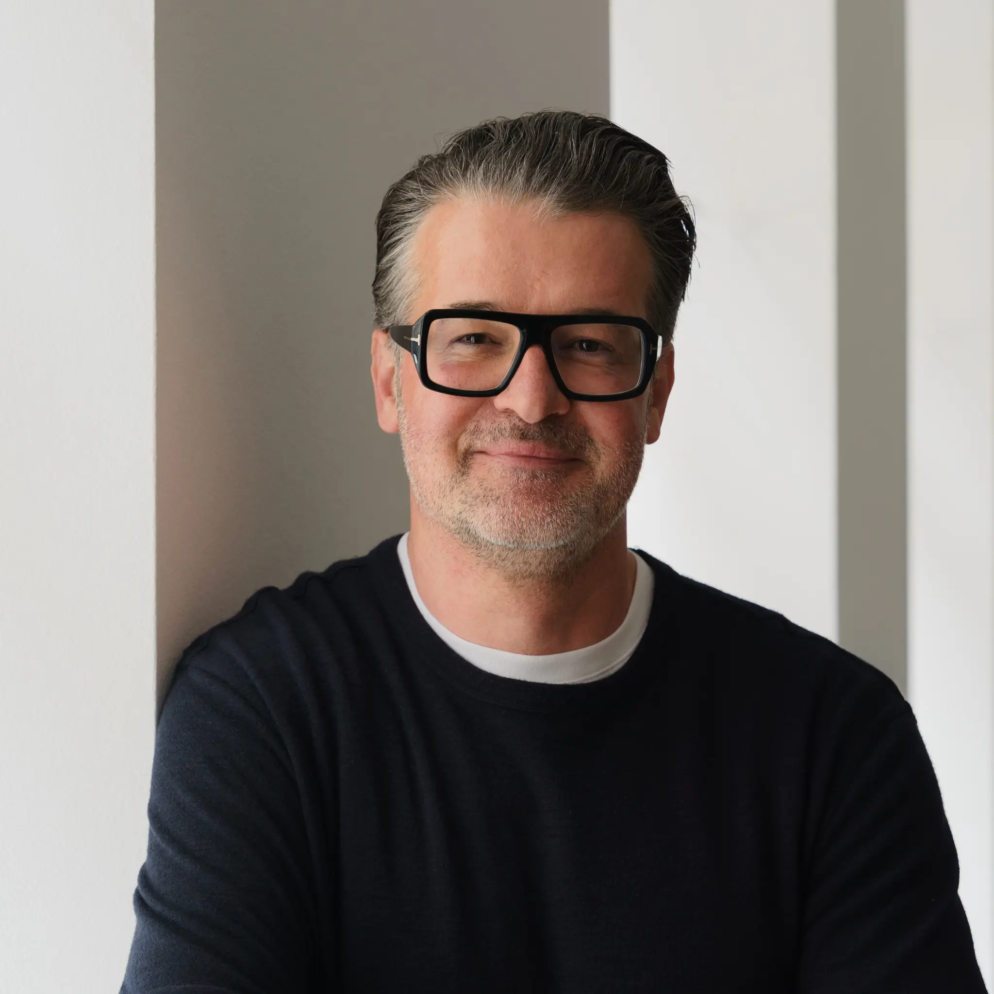 Porträt von Harald Fux mit Brille, aufgenommen von Moritz Zangl.