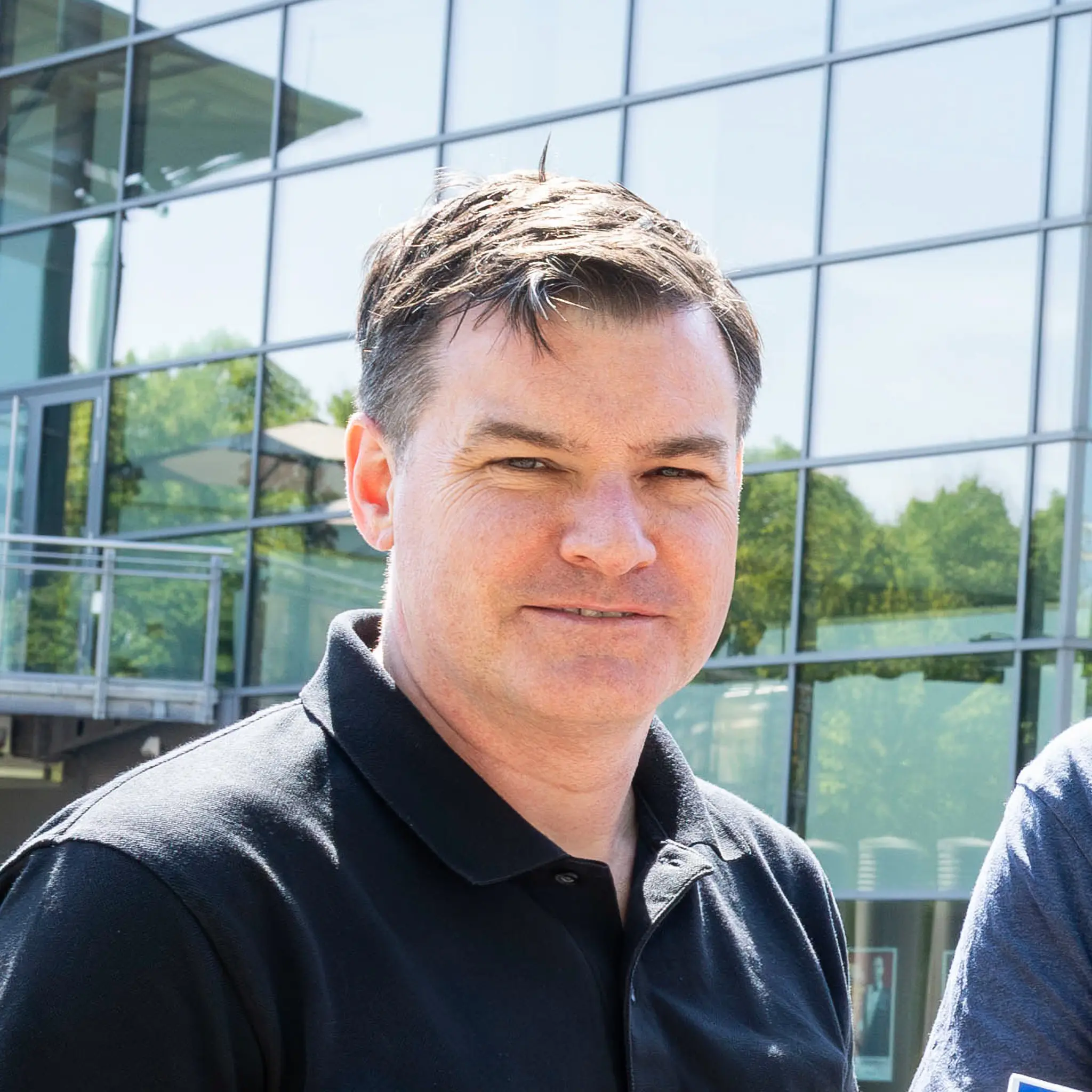 Porträt von Jan Jansen vor einem Gebäude.