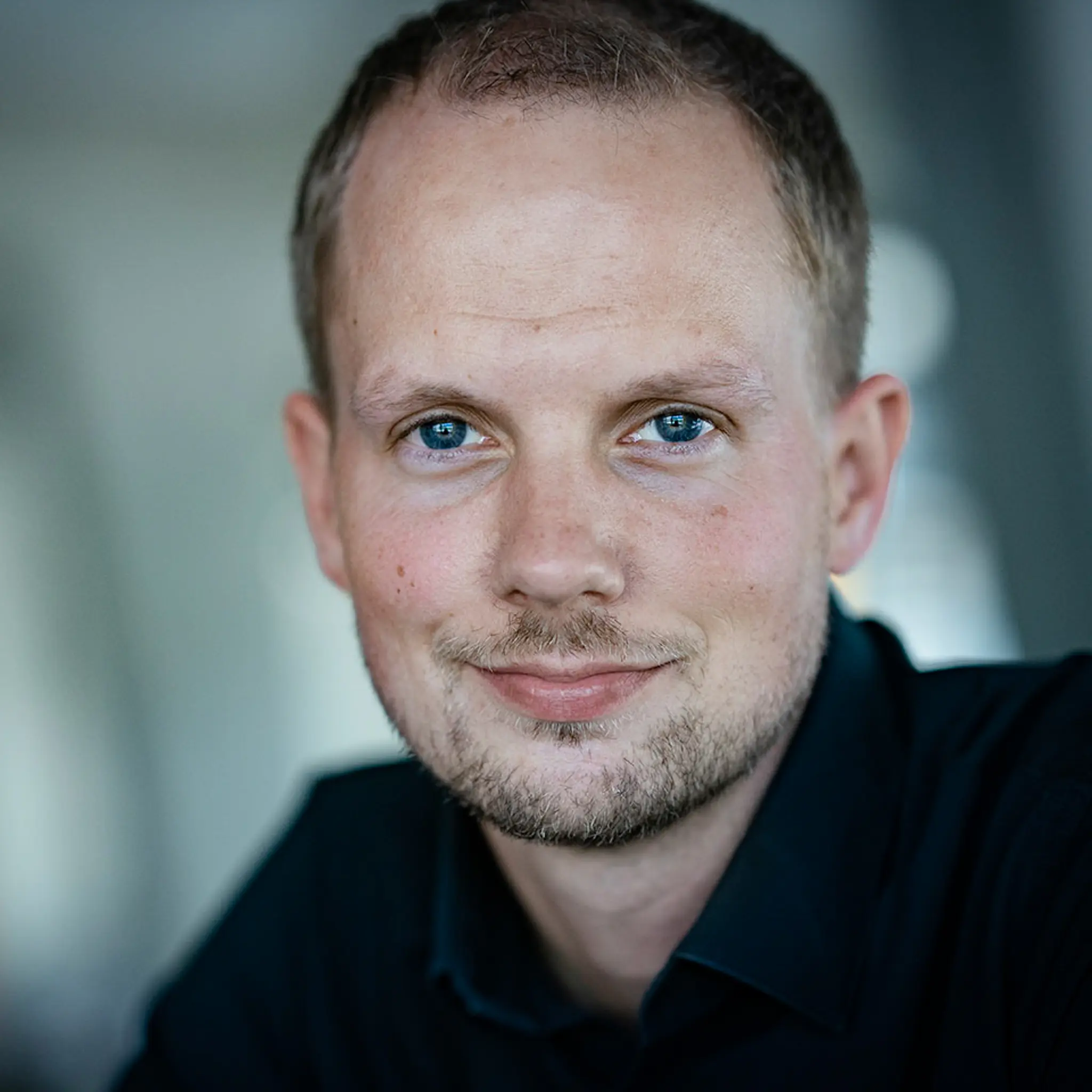 Nils Dethlefs Portrait, Mann mit blauen Augen und Bart. Web-Foto.